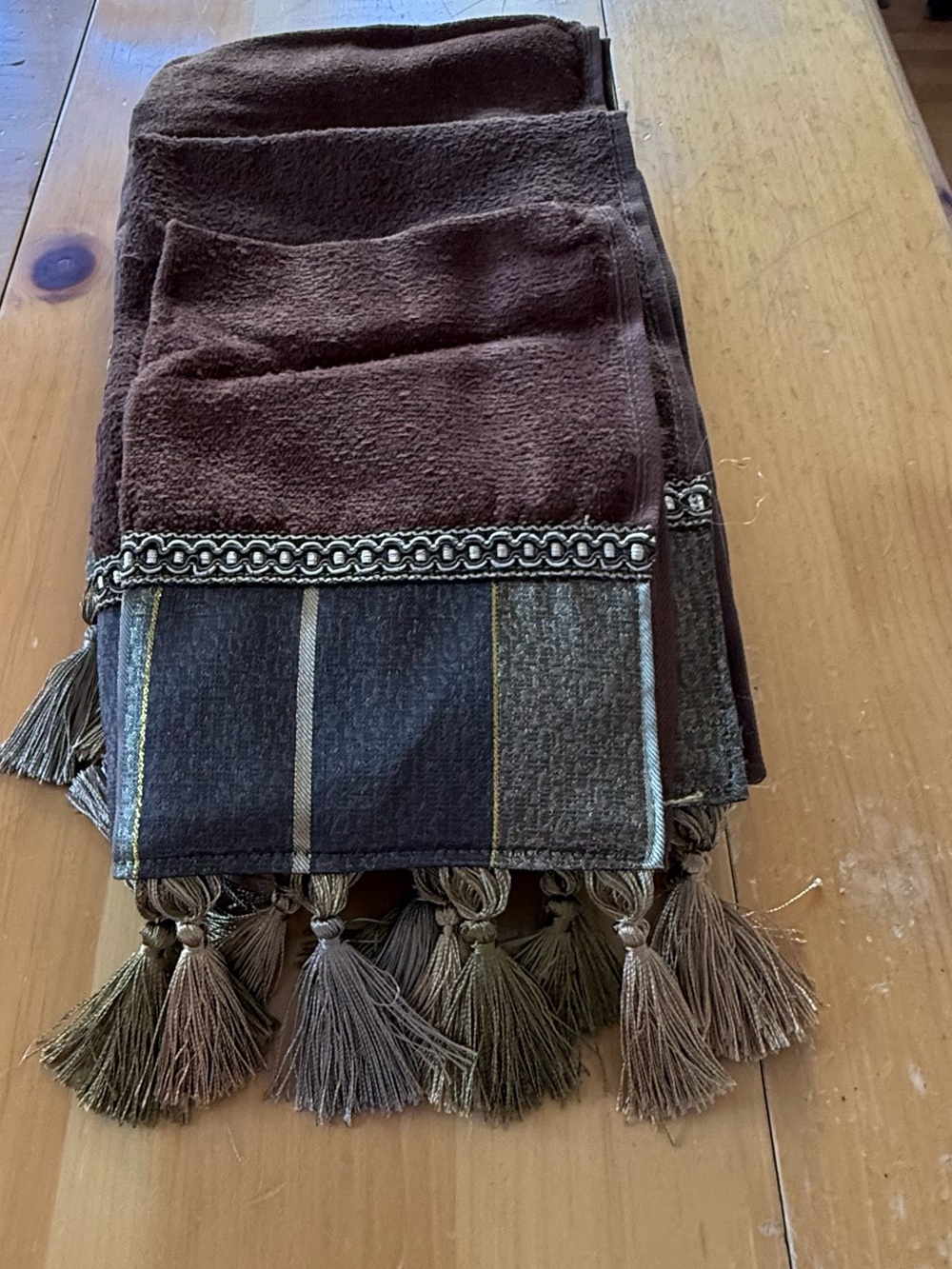 New In Packaging Sherry Kline Chambord Brown Embellished 3-piece Towel Set - Picture 3 of 7